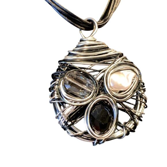 New Faux Pearl Bead Wired Corded Lightweight Statement Necklace in Red Gift Box - Picture 3 of 5